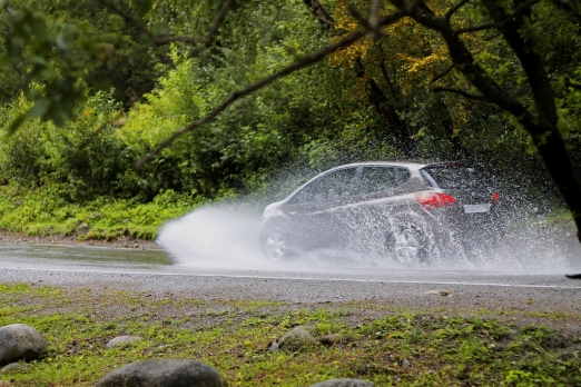 Oben 7 was kann auf nasser fahrbahn zu aquaplaning wasserglätte führen heißesten, nicht verpassen