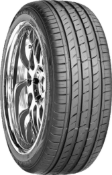Nahaufnahme der Lauffläche Roadstone N`FERA SU1 245/35 R20 95 Y XL