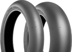 Nahaufnahme der Lauffläche Bridgestone V02 200/660 R17 Hinten TL Soft