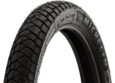 Nahaufnahme der Lauffläche Michelin Anakee Adventure 100/90-19 57 V Vorne TL/TT