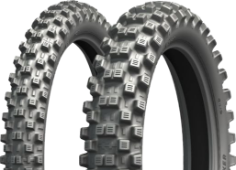 Nahaufnahme der Lauffläche Michelin Tracker 90/90-21 54 R Vorne TT