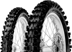 Nahaufnahme der Lauffläche Pirelli Scorpion MX Mid Soft 32 110/85-19 61 M Hinten TT NHS